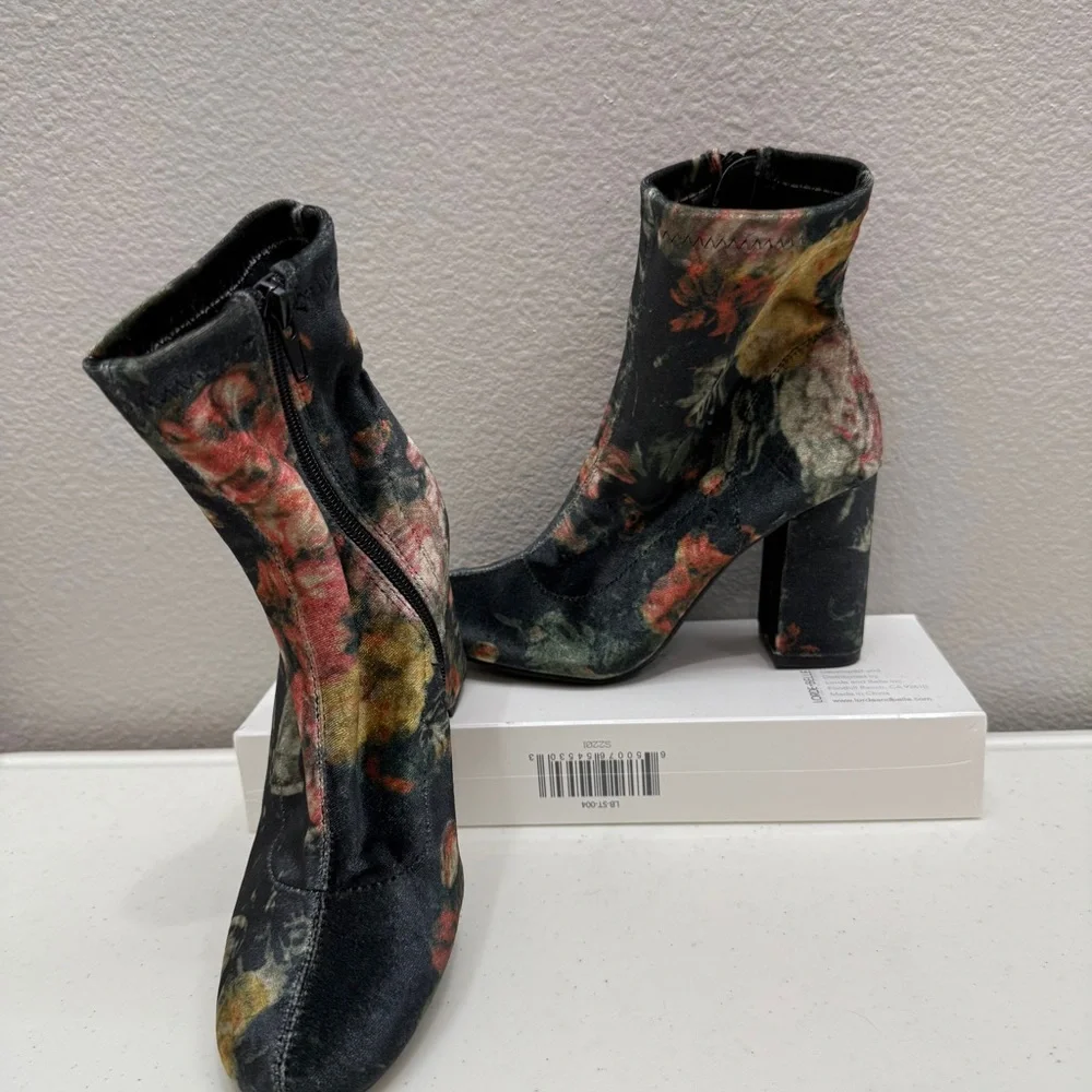 MIA Velveteen Boots Size 6 Floral Velvet Shoes Lux Comfy Block Heel